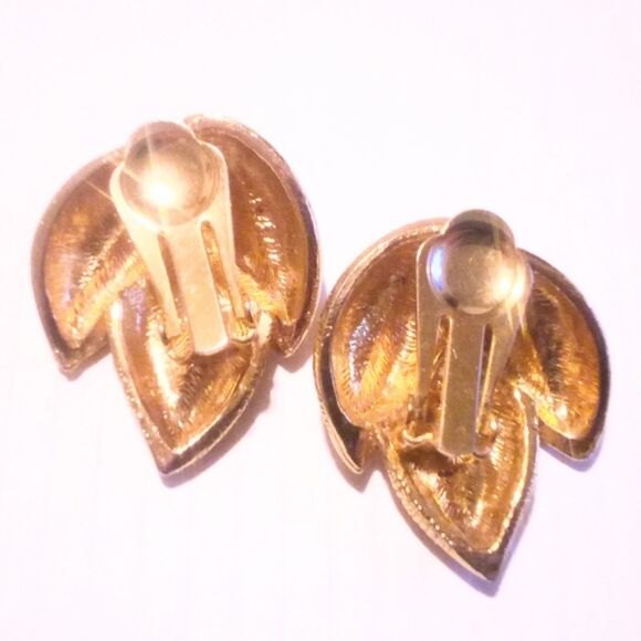Vintage Brushed Gold Tone Leaves Clip On Earrings - Picture 4 of 4